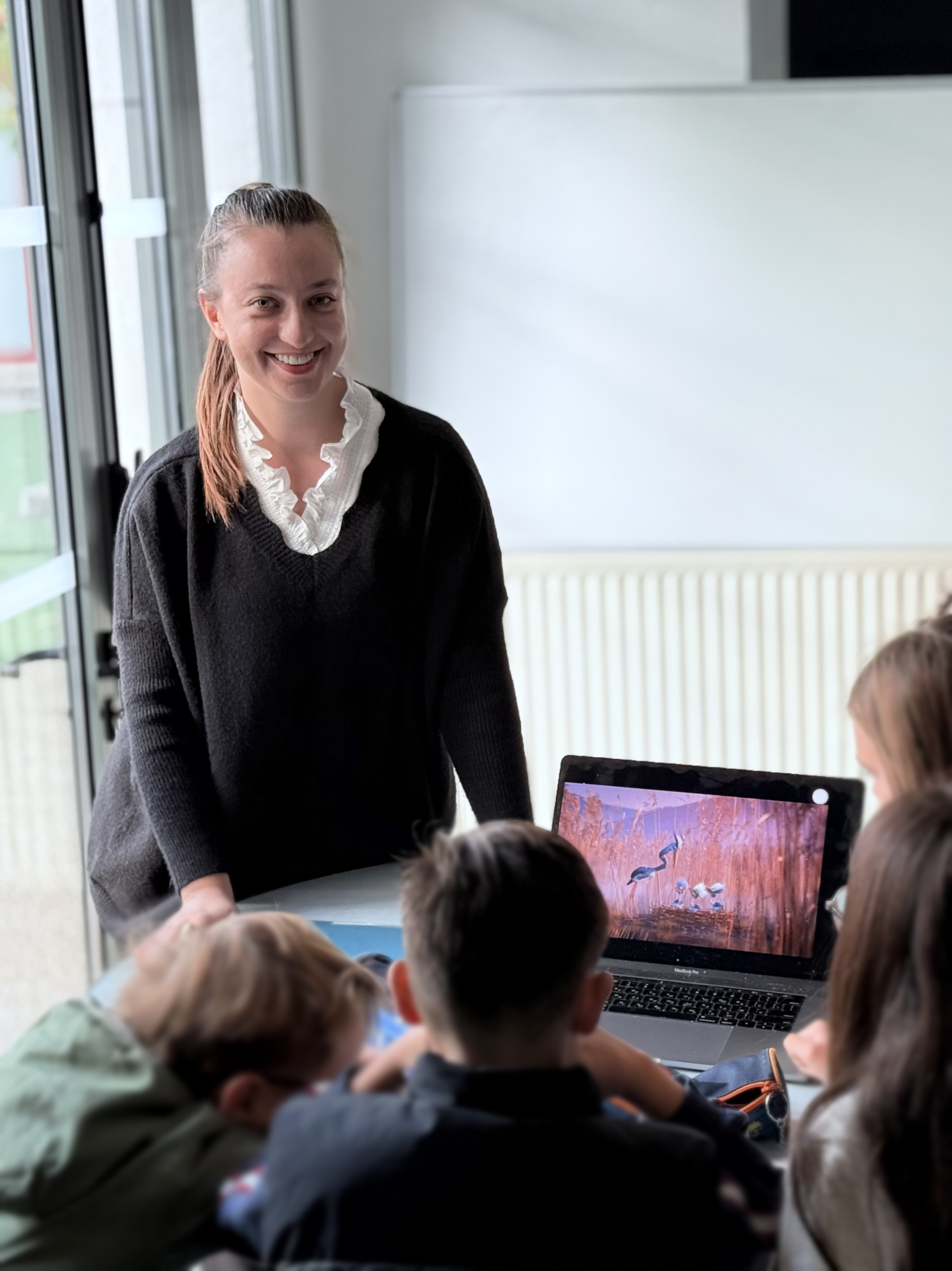 Kate souriante pendant un cours d'anglais